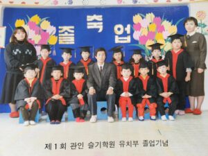 Jang Sung-kyu Instagram - 어린이 성규를 찾아라
부모님 댁에 왔다가 발견한
성규의 유치원 졸업사진.
친구들은 잘 살고 있으려나