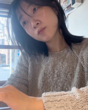Jang Woo-Yeon Instagram - Dear Everyone 😊
제가 고마운 마음을 표현하고 싶어 
사부작 거려보았어요 👀
I wanted to express my gratitude, 
so I tried fumbling around a bit. 👀

🌻이번 영상은 
가장 최근 영상 속 답변에 대한 답변을 적었어요 
하지만 아시죠? 
제 영상을 봐주시는 모든 분께 
이 마음을 전합니다! 
친애합니다😊

I wrote a response to the most recent answer
in the video.
But you know, right? 
To everyone who watches my videos,
I send this heartfelt message! 
I cherish you all 😊

From Wooyeon