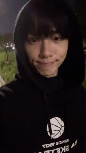 Jang Yeon-woo Instagram - 중랑천 산책은 강아지 놀이터 가는 맛…😗