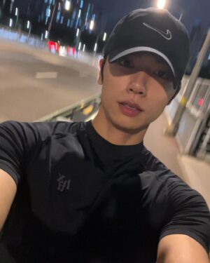 Jang Yeon-woo Instagram - 내 몸뚱아리 건강한게 최고다:)
이쁘게 차려입는 것보다 운동복 입을때가 좋고
🏃🏻🏃🏻🏃🏻