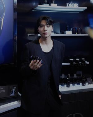 Jang Yeon-woo Instagram - #광고 #디올소바쥬팝업 @dior @diorbeauty 
 
디올 소바쥬와 :)