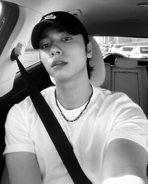 Jang Yeon-woo Instagram - ✌️🖤 여의도 나들이
@shg_today