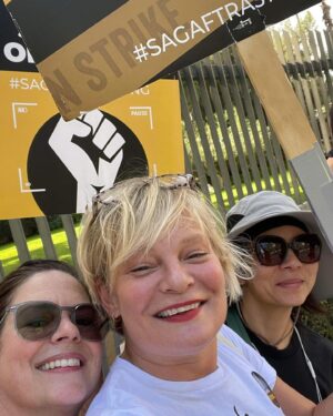 Janie Haddad Tompkins Instagram - Cute and fun faces I saw on the picket today! Go @sagaftra, bring it home, baby! Thank you, Teamsters! Remember, our side is fighting the good fight✊
#1u 
#SAGAFTRAstrong #SAGAFTRAstrike #Power2Performers #SolidaritySeason