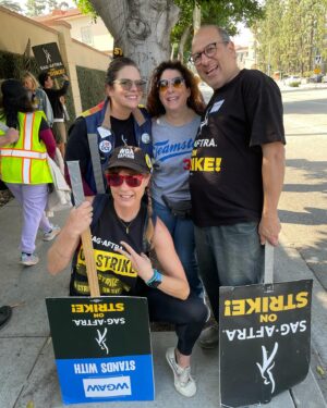 Janie Haddad Tompkins Instagram - Cute and fun faces I saw on the picket today! Go @sagaftra, bring it home, baby! Thank you, Teamsters! Remember, our side is fighting the good fight✊
#1u 
#SAGAFTRAstrong #SAGAFTRAstrike #Power2Performers #SolidaritySeason