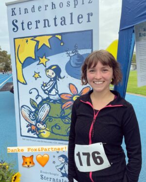 Janina Fautz Instagram - 9. SPENDENLAUF für das @kinderhospizsterntaler ✨
Vielen Dank an meinen lieben Sponsor @fox_und_partner 🧡 die, wie die letzten Jahre auch schon, die Sterntaler tatkräftig unterstützen! Danke an alle Läufer:innen und Sponsor:innen! Drücken wir die Daumen, dass bis morgen Abend noch ganz viele Runden für die Sterntaler gelaufen werden! 💛✨