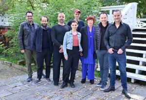 Janina Fautz Instagram - AURIS Teil 1   2 von @sebastianfitzek und @vincentkliesch werden verfilmt und ich freue mich riesig darüber, die Rolle Jula spielen zu dürfen! 🤗 
Mit dabei sind: Jürgen Maurer @adrian_maass @max_bretschneider @inageraldineguy @andreas_schroeders @nico_ramon_kleemann @samuel.schneider 
@mathilde_bundschuh @kostjaullmann_official @hannahilsdorf , Petra Hartung, Alexander Simon uvm. 
Regie: @gregorschnitzler 
Casting: @anjadihrberg_casting
Producer: @regina.ziegler @nicgrein Tillman Geithe, Markus Olpp 
Kamera: @ralf_noack 
Drehbuch: Stefanie Veith / Michael Comtesse 
@zieglerfilm_germany @rtl_com 
Foto: RTL / Britta Krehl 
#auris