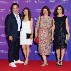 Janina Fautz Instagram - Unser erster Tag auf dem @festivaltvmonte_carlo war total schön. Und gleich dürfen wir unseren Film zeigen … in einem Kino, zusammen mit anderen Menschen! 🥳 🤗
Styling: @barbarabernhard.bb 💛
#gettyimages #festivaltvmontecarlo #dieunheimlicheleichtigkeitderrevolution @ufa_production #ufafiction
