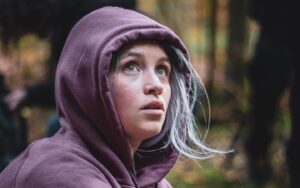 Janina Fautz Instagram - Noch heute Abend bis 03.03.21 / 00:29 Uhr könnt ihr euch unseren Film HEIMAT EUROPA in der @ardmediathek anschauen. 🚂

Regie: Isabel Jansson

Fotos: @moe.walter 💛