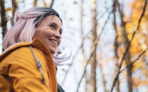 Janina Fautz Instagram - Noch heute Abend bis 03.03.21 / 00:29 Uhr könnt ihr euch unseren Film HEIMAT EUROPA in der @ardmediathek anschauen. 🚂

Regie: Isabel Jansson

Fotos: @moe.walter 💛