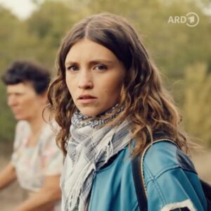 Janina Fautz Instagram - MORGEN | 20:15 Uhr| @das_erste !!! 💥
.
@ardmediathek @ufa_production @henriettelippold @casting_mareth_roelcke #andyfetscher @ferdinand.lehmann @katja.hutko @timur_bartels @maximilian.klas @marlenetanczik @anabel.moebius @andreaswarmbrunn @inka_friedrich #alexanderhörbe