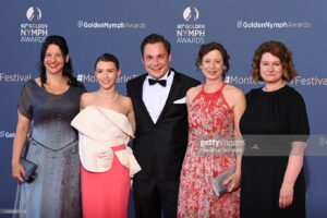 Janina Fautz Instagram - Leider fliegen wir heute ohne Goldene Nymphe nach Hause, hatten aber eine wunderschöne gemeinsame Zeit in Monte-Carlo! Danke @festivaltvmonte_carlo für die Nominierung und die Einladung, wir kommen gerne wieder! 😉 Und herzlichen Glückwunsch an alle Gewinner! 
.
Styling: @barbarabernhard.bb / 👗:@tempelhamburg 
#festivaltvmontecarlo #dieunheimlicheleichtigkeitderrevolution #gettyimages