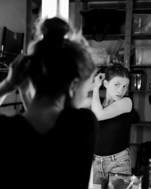 Janina Fautz Instagram - Hatte heute ein sehr schönes, entspanntes Shooting mit @larsnitsch 😊 Und nein, das ist noch keins der offiziellen Fotos, hier hat er mich nur beim Haare machen erwischt. 😉