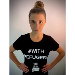 Janina Fautz Instagram - Heute ist WELTFLÜCHTLINGSTAG 2020. Knapp 80 Millionen Menschen sind weltweit auf der Flucht. Ich habe keine Vorstellung davon, wie es sich anfühlt, wenn man gezwungen ist, seine Heimat zu verlassen. Wenn man alles zurück lassen muss, Freunde, Familie, seinen Beruf, alles was einem lieb und vertraut ist, in der Hoffnung auf eine sichere Zukunft. Ich hatte das große Glück sicher und behütet aufzuwachsen, noch nie musste ich um mein Leben fürchten, ich kenne dieses Gefühl nicht. Es ist für mich unbegreiflich, wie wir als Deutschland, als Europa verantworten können, dass diesen Menschen nicht geholfen wird. Die @unofluechtlingshilfe setzt sich für diese Menschen ein und wir können, zum Beispiel in Form von Spenden, einen kleinen Teil dazu beitragen, sie in ihrer Arbeit zu unterstützen. Auch kleine Beträge können helfen. Wenn ihr wissen wollt, welche Projekte wir mit unseren Spenden unterstützen können, dann findet ihr Informationen hierzu über den Link in meiner Bio.
#withrefugees #worldrefugeeday #weltflüchtlingstag2020 #unhcr #unoflüchtlingshilfe