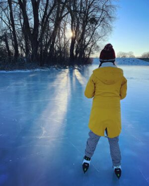 Janina Fautz Instagram - Den Winter nochmal in vollen Zügen auskosten! ❄️ Zum Glück konnte ich mich noch in meine Kinderschlittschuhe zwängen. 😉