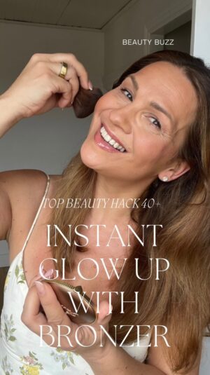Janina Fry Instagram - Tämän viikon ✨ TOP BEAUTY HACK 40  ✨

Ethän sipaise aurinkopuuteria vain viivana poskelle? Pyöritä ennemmin E-muotoisilla kohottavilla liikkeillä otsan sivuille, poskipäille ja leukalinjan alle. Näin varjostat lempeästi ja nopeasti ja lisäät kolmiulotteisuutta kasvoille ✨

P.S Itse sipaisen vielä nenänpään kevyesti ja usein käytän myös aurinkopuuteria arkena luomivärinä.