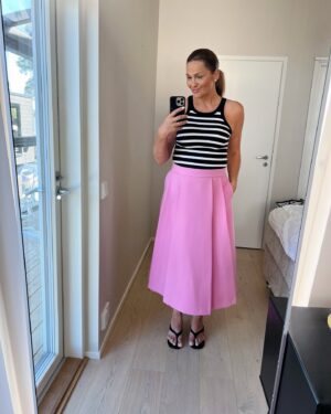 Janina Fry Instagram - Täällä ollaan osittain jo kesälomalla Suomessa. Ihanat oli veljeni häät ja pian suunnataankin Porvoon saaristoon juhannuksen viettoon ☀️🏖️ Tänään viihyin tällaisessa englannin lakritsi värikombossa 
.
.
.

We’re almost ready for summer vacay🙌🏼 Still reminiscing last weekend’s beautiful wedding bliss and soon we’ll head to Porvoo archipelago for midsummer’s 🌸 
I’m really in to everything pink atm 
.
.
.
#pinkskirt #midiskirt #styleinspo #lookoftheday