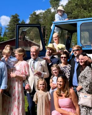 Janina Fry Instagram - Oli kyllä niin taianomaisen kauniit juhlat eilen kun tanssittiin nuoremman pikkuveljeni häitä Suomi-filmi maisemissa. Morsian oli kaunis kuin päivä ja sääjumalat olivat puolellamme💫 En muista milloin viimeksi tanssin tuntitolkulla niin antaumuksella kuin eilen sisarusten, serkkujen ja uuden mahtavan suvun kanssa 🥰 Parasta ikinä 🙌🏼 Onnea vielä rakkaat @benjamin.frostell @amifrostell Rakkaus voittaa kaiken ❤️❤️

It was such a magical and beautiful party yesterday, when we danced at my younger brother’s wedding in perfect Suomi-filmi scenery. The bride was as beautiful as the day and the weather gods were on our side💫 I don’t remember when I danced all nighr long with such devotion as I did yesterday! The best ever 🙌🏼 Good luck lovely @benjamin.frostell @amifrostell 

Love conquers all ❤️❤️
