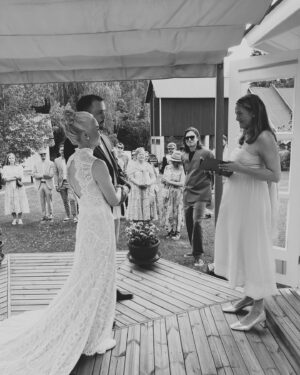 Janina Fry Instagram - Oli kyllä niin taianomaisen kauniit juhlat eilen kun tanssittiin nuoremman pikkuveljeni häitä Suomi-filmi maisemissa. Morsian oli kaunis kuin päivä ja sääjumalat olivat puolellamme💫 En muista milloin viimeksi tanssin tuntitolkulla niin antaumuksella kuin eilen sisarusten, serkkujen ja uuden mahtavan suvun kanssa 🥰 Parasta ikinä 🙌🏼 Onnea vielä rakkaat @benjamin.frostell @amifrostell Rakkaus voittaa kaiken ❤️❤️

It was such a magical and beautiful party yesterday, when we danced at my younger brother’s wedding in perfect Suomi-filmi scenery. The bride was as beautiful as the day and the weather gods were on our side💫 I don’t remember when I danced all nighr long with such devotion as I did yesterday! The best ever 🙌🏼 Good luck lovely @benjamin.frostell @amifrostell 

Love conquers all ❤️❤️