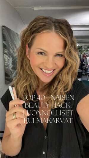 Janina Fry Instagram - Tiesitkö, että kulmakarvat tekevät 50% ilmeestäsi? Ideaaliset kulmakarvat 40  naisella on kevyesti ja tasapainoisesti korostetut. Nopein kulmien ehostus tapahtuu hyvän kulmakarvakynän avulla, jolla täytät kulmakarvojen muodon. Muista myös siistiä alareunan alta nuden-värisellä kynällä joka antaa viimeisen silauksen ja pienen 
nosteen 👌🏽 P.S Voit myös pigmentoida kulmakarvat rautaisen ammattilaisen käsissä kuten @suvitiilikainen ja pääset vielä helpommalla 😊
