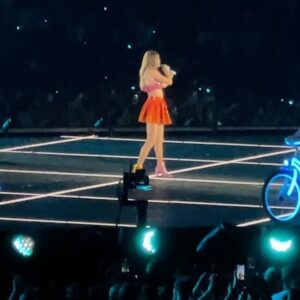 Janina Fry Instagram - Not done with the weekend yet✨ Olen onnellinen siitä, että tyttäreni saa kasvaa Taylor Swiftin kaltaisella esikuvalla. Taylorin letkautus lavalla: ”I felt a feeling for 4 seconds, so I wrote a song about it” jäi elämään mielessäni.
Miten inspiroivaa, juuri se tunteen väkevimmän hetken pukemiseksi sanoiksi on niin vapauttavaa. Mikä mahtava esimerkki nuorille, kirjoita tarinasi. Hänen lyriikka ja melodiset sävellykset osui minun sielunmaisemaan 2014 kun Blank Space soi taukoamatta USA:ssa radiossa. 

Hänen esiintymisensä on kiehtovaa ja koskettavaa. Ei ylitsevuotavan seksikästä, lähinnä tulee mieleen luonnonlapsi joka toteuttaa unelmaansa ja koko maailma rakastaa sitä. Lisäksi suurin osa biiseistä on sävellajissa jonka mukana on helppo laulaa. Hän on naispuolinen Bryan Adams tai Bruce Springsteen. Miss Americanan tekstit ja melodiat koskettavat ja yhdistävät. Uusi ”The Tortured Poet’s Department oli todella vahvaa tykitystä 💥

I’m happy that my daughter can have a role model like Taylor Swift. Taylor’s words during the concert really resonated with me. She said: “I felt a feeling for 4 seconds, so I wrote a song about it”.
How inspiring, just putting the most intense moment of a feeling into words is so liberating. What a great example for young people. Go out and write your story. Her lyrics and melodic compositions hit my soul in 2014 when Blank Space played non-stop on the radio in the USA.

Her performance is captivating and touching. Not overflowingly sexy, More like a child of nature who fulfills her dreams, and the world seems to love it. In addition, most of the songs are in a key that is easy to sing along to. She is a female Bryan Adams or Bruce Springsteen! Miss Americana’s lyrics and melodies touch and connect. I am a Swiftie 🫶🏼
.
.
.
#swiftiemom