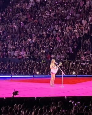 Janina Fry Instagram - Not done with the weekend yet✨ Olen onnellinen siitä, että tyttäreni saa kasvaa Taylor Swiftin kaltaisella esikuvalla. Taylorin letkautus lavalla: ”I felt a feeling for 4 seconds, so I wrote a song about it” jäi elämään mielessäni.
Miten inspiroivaa, juuri se tunteen väkevimmän hetken pukemiseksi sanoiksi on niin vapauttavaa. Mikä mahtava esimerkki nuorille, kirjoita tarinasi. Hänen lyriikka ja melodiset sävellykset osui minun sielunmaisemaan 2014 kun Blank Space soi taukoamatta USA:ssa radiossa. 

Hänen esiintymisensä on kiehtovaa ja koskettavaa. Ei ylitsevuotavan seksikästä, lähinnä tulee mieleen luonnonlapsi joka toteuttaa unelmaansa ja koko maailma rakastaa sitä. Lisäksi suurin osa biiseistä on sävellajissa jonka mukana on helppo laulaa. Hän on naispuolinen Bryan Adams tai Bruce Springsteen. Miss Americanan tekstit ja melodiat koskettavat ja yhdistävät. Uusi ”The Tortured Poet’s Department oli todella vahvaa tykitystä 💥

I’m happy that my daughter can have a role model like Taylor Swift. Taylor’s words during the concert really resonated with me. She said: “I felt a feeling for 4 seconds, so I wrote a song about it”.
How inspiring, just putting the most intense moment of a feeling into words is so liberating. What a great example for young people. Go out and write your story. Her lyrics and melodic compositions hit my soul in 2014 when Blank Space played non-stop on the radio in the USA.

Her performance is captivating and touching. Not overflowingly sexy, More like a child of nature who fulfills her dreams, and the world seems to love it. In addition, most of the songs are in a key that is easy to sing along to. She is a female Bryan Adams or Bruce Springsteen! Miss Americana’s lyrics and melodies touch and connect. I am a Swiftie 🫶🏼
.
.
.
#swiftiemom