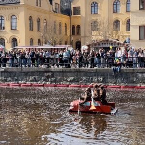 Janina Fry Instagram - Olen ollut täällä asuessa siinä uskossa, että Ruotsissa ei vappua vietetä, tai ei ainakaan samalla tavalla kuin Suomessa mutta eilen saatiin kokea vappuaatto Uppsalassa ja siellä saimme nähdä oikein ”all in vappumeiningin” ihan niin kuin Suomessa. Kutsuimmekin tämän iloisen jengin ensi vuodeksi fiilistelemään Helsingin vappua 😍💖🎉
.
.
.
Thank you everybody involved yesterday in Uppsala 💖🎉We learned that there are places in Sweden that celebrates vappu and 1st of May with the same intensity as we finns 😄🎉🎉🎉