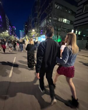 Janina Fry Instagram - Not done with the weekend yet✨ Olen onnellinen siitä, että tyttäreni saa kasvaa Taylor Swiftin kaltaisella esikuvalla. Taylorin letkautus lavalla: ”I felt a feeling for 4 seconds, so I wrote a song about it” jäi elämään mielessäni.
Miten inspiroivaa, juuri se tunteen väkevimmän hetken pukemiseksi sanoiksi on niin vapauttavaa. Mikä mahtava esimerkki nuorille, kirjoita tarinasi. Hänen lyriikka ja melodiset sävellykset osui minun sielunmaisemaan 2014 kun Blank Space soi taukoamatta USA:ssa radiossa. 

Hänen esiintymisensä on kiehtovaa ja koskettavaa. Ei ylitsevuotavan seksikästä, lähinnä tulee mieleen luonnonlapsi joka toteuttaa unelmaansa ja koko maailma rakastaa sitä. Lisäksi suurin osa biiseistä on sävellajissa jonka mukana on helppo laulaa. Hän on naispuolinen Bryan Adams tai Bruce Springsteen. Miss Americanan tekstit ja melodiat koskettavat ja yhdistävät. Uusi ”The Tortured Poet’s Department oli todella vahvaa tykitystä 💥

I’m happy that my daughter can have a role model like Taylor Swift. Taylor’s words during the concert really resonated with me. She said: “I felt a feeling for 4 seconds, so I wrote a song about it”.
How inspiring, just putting the most intense moment of a feeling into words is so liberating. What a great example for young people. Go out and write your story. Her lyrics and melodic compositions hit my soul in 2014 when Blank Space played non-stop on the radio in the USA.

Her performance is captivating and touching. Not overflowingly sexy, More like a child of nature who fulfills her dreams, and the world seems to love it. In addition, most of the songs are in a key that is easy to sing along to. She is a female Bryan Adams or Bruce Springsteen! Miss Americana’s lyrics and melodies touch and connect. I am a Swiftie 🫶🏼
.
.
.
#swiftiemom