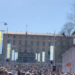 Janina Fry Instagram - Olen ollut täällä asuessa siinä uskossa, että Ruotsissa ei vappua vietetä, tai ei ainakaan samalla tavalla kuin Suomessa mutta eilen saatiin kokea vappuaatto Uppsalassa ja siellä saimme nähdä oikein ”all in vappumeiningin” ihan niin kuin Suomessa. Kutsuimmekin tämän iloisen jengin ensi vuodeksi fiilistelemään Helsingin vappua 😍💖🎉
.
.
.
Thank you everybody involved yesterday in Uppsala 💖🎉We learned that there are places in Sweden that celebrates vappu and 1st of May with the same intensity as we finns 😄🎉🎉🎉