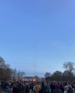 Janina Fry Instagram - Olen ollut täällä asuessa siinä uskossa, että Ruotsissa ei vappua vietetä, tai ei ainakaan samalla tavalla kuin Suomessa mutta eilen saatiin kokea vappuaatto Uppsalassa ja siellä saimme nähdä oikein ”all in vappumeiningin” ihan niin kuin Suomessa. Kutsuimmekin tämän iloisen jengin ensi vuodeksi fiilistelemään Helsingin vappua 😍💖🎉
.
.
.
Thank you everybody involved yesterday in Uppsala 💖🎉We learned that there are places in Sweden that celebrates vappu and 1st of May with the same intensity as we finns 😄🎉🎉🎉