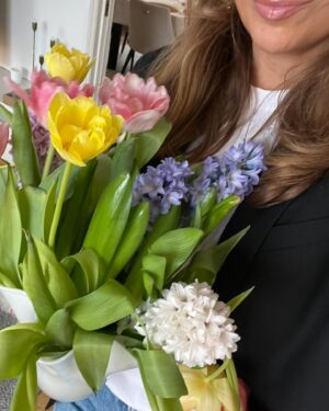 Janina Fry Instagram - Aprillia, aprillia! Pääsiäinen oli ihanan polveileva ja intensiivinen. Oli tosi kivaa seurata kuopuksen korispelejä Nyköpingissä ja pelien välissä ajoimme Oxelösundiin happihyppelylle ihastelemaan avomerta ja vanhaa majakanvartijan mökkiä. Nää maisemat hivelivät kyllä niin silmiä kuin sielua.

Ajattelin hehkuttaa kevättä mutta katselin just säätiedotusta ja se lupaakin 11 mm lunta huomenna☃️☃️☃️ et sellaista. Ei muuta kun sukset esiin 🥳
.
.
.
Happy April fools day! I’m wrapping up this holiday with this little photo dump. We’ve had a blast enjoying our son’s basketball tournament in Nyköping and in between the games, we went to a lighthouse situated just outside Oxelösund with the most breathtaking views.

I wanted to hype spring vibes but the weather forecast say’s 11 mm of snow for tomorrow. Out with the ski’s, I guess 😅