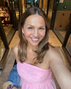 Janina Fry Instagram - Mamma Mia! Mikä ilta! Totaalinen emotionaalinen vuoristorata Abban ihanien biisien tahtiin. 
Heidän kappaleensa herättävät tunteita ja muistoja vuosien varrelta ja tästä neljän tunnin kimarasta mitään ei puuttunut ❤️
.
.
.
What an emotional rollercoaster this was last night, with everything between laughter and tears 😅❤️ Heat wave in the city and Mamma Mia The Party. Thank you to everybody who made this happen! @camillavonzweigbergk @hencevz @markkurae @karoliinakanerva @eemelilahtinen