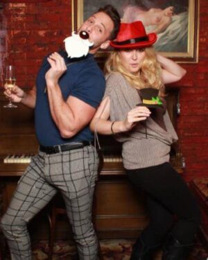 Janine Gateland Instagram - Happy holidays 🎄 🎄🎄🎄So much fun at the @britsinla Christmas Party 🎉