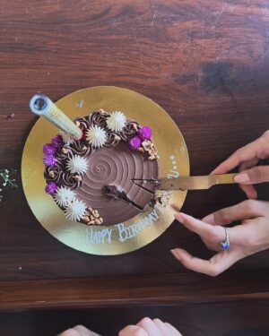 Jankee Parekh Instagram - Susegad Max whilst listening to Frank Sinatra & Anuv Jain, chomping on poi and some chocolate cake, drinking some local beer and hanging out with some fav peepz celebrating life and a birth day at the gorgeous and serene @lussostays_ 

Much like home away from home but home 💚