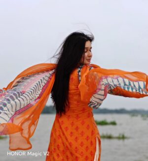 Jannatul Ferdous Oishee Instagram - সন্ধ্যার বুকে তারা ফুটে ওঠে- এবার নামাও পাল
গান ধরো, মাঝি; জলের শব্দ ঝুপঝুপ দেবে তাল।
