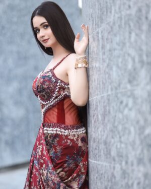 Jannatul Ferdous Oishee Instagram - Dont set for moderation. Push limits to newer heights every now and then. Let your limits stay unknown to the world.

Wearing @meherofficials 
Makeover @elegant_makeover