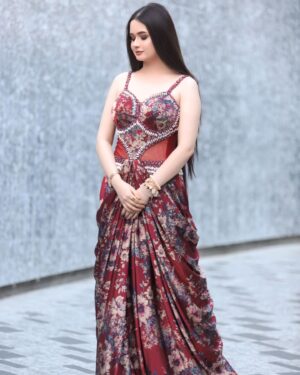 Jannatul Ferdous Oishee Instagram - Dont set for moderation. Push limits to newer heights every now and then. Let your limits stay unknown to the world.

Wearing @meherofficials 

Makeover @elegant_makeover