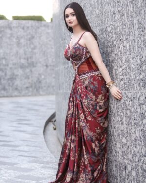 Jannatul Ferdous Oishee Instagram - Dont set for moderation. Push limits to newer heights every now and then. Let your limits stay unknown to the world.

Wearing @meherofficials 

Makeover @elegant_makeover