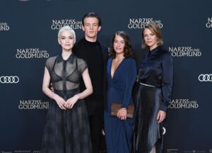 Jannis Niewöhner Instagram - Hab den Montag mit tollen Leuten verbracht und NARZISS UND GOLDMUND startet am 12.03. im Kino. Vielen Dank an @sonypictures.de und alle die gestern da waren! Danke an den Master @struzow und den großartigen @sabintambrea✊🏻🙏. Danke @jessicaschwarz_official @emilia.schuele @henrietteconfurius @elisa_jo_lu @roxaneduran @khodrkida @andrehennicke @uweochsenknecht @jeremy_miliker #oskarschönfels @peterschulzefilm und @prada für den feinen Stoff 📸 #matthiasnareyek
