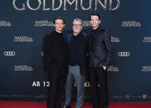 Jannis Niewöhner Instagram - Hab den Montag mit tollen Leuten verbracht und NARZISS UND GOLDMUND startet am 12.03. im Kino. Vielen Dank an @sonypictures.de und alle die gestern da waren! Danke an den Master @struzow und den großartigen @sabintambrea✊🏻🙏. Danke @jessicaschwarz_official @emilia.schuele @henrietteconfurius @elisa_jo_lu @roxaneduran @khodrkida @andrehennicke @uweochsenknecht @jeremy_miliker #oskarschönfels @peterschulzefilm und @prada für den feinen Stoff 📸 #matthiasnareyek