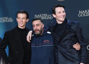 Jannis Niewöhner Instagram - Hab den Montag mit tollen Leuten verbracht und NARZISS UND GOLDMUND startet am 12.03. im Kino. Vielen Dank an @sonypictures.de und alle die gestern da waren! Danke an den Master @struzow und den großartigen @sabintambrea✊🏻🙏. Danke @jessicaschwarz_official @emilia.schuele @henrietteconfurius @elisa_jo_lu @roxaneduran @khodrkida @andrehennicke @uweochsenknecht @jeremy_miliker #oskarschönfels @peterschulzefilm und @prada für den feinen Stoff 📸 #matthiasnareyek