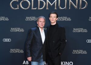 Jannis Niewöhner Instagram - Hab den Montag mit tollen Leuten verbracht und NARZISS UND GOLDMUND startet am 12.03. im Kino. Vielen Dank an @sonypictures.de und alle die gestern da waren! Danke an den Master @struzow und den großartigen @sabintambrea✊🏻🙏. Danke @jessicaschwarz_official @emilia.schuele @henrietteconfurius @elisa_jo_lu @roxaneduran @khodrkida @andrehennicke @uweochsenknecht @jeremy_miliker #oskarschönfels @peterschulzefilm und @prada für den feinen Stoff 📸 #matthiasnareyek