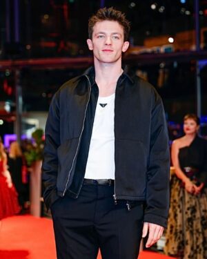 Jannis Niewöhner Instagram - Thank you for those first beautiful days @berlinale

Und danke @berlinale @armanibeauty @giorgioarmani  @prada @sarahsharonkarsten @helenanarra @thisisbta @th.orstenhans 

#ad #berlinale2024 #makeup
