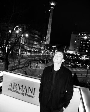 Jannis Niewöhner Instagram - Thank you for those first beautiful days @berlinale

Und danke @berlinale @armanibeauty @giorgioarmani  @prada @sarahsharonkarsten @helenanarra @thisisbta @th.orstenhans 

#ad #berlinale2024 #makeup