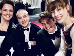 Jannis Niewöhner Instagram - @purwinradczun vielen Dank für den wirklich feinen Stoff👌🏻 @iemmys @christianschwochow @amazonprimevideo @beat.prime #petramüller @emilia.schuele @desireenosbuschofficial #paulabeer #albrechtschuch