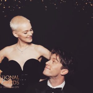 Jannis Niewöhner Instagram - @purwinradczun vielen Dank für den wirklich feinen Stoff👌🏻 @iemmys @christianschwochow @amazonprimevideo @beat.prime #petramüller @emilia.schuele @desireenosbuschofficial #paulabeer #albrechtschuch