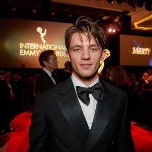 Jannis Niewöhner Instagram - @purwinradczun vielen Dank für den wirklich feinen Stoff👌🏻 @iemmys @christianschwochow @amazonprimevideo @beat.prime #petramüller @emilia.schuele @desireenosbuschofficial #paulabeer #albrechtschuch