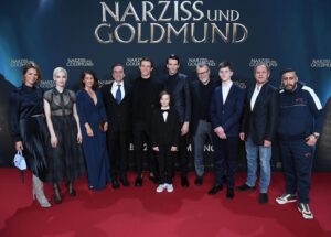 Jannis Niewöhner Instagram - Hab den Montag mit tollen Leuten verbracht und NARZISS UND GOLDMUND startet am 12.03. im Kino. Vielen Dank an @sonypictures.de und alle die gestern da waren! Danke an den Master @struzow und den großartigen @sabintambrea✊🏻🙏. Danke @jessicaschwarz_official @emilia.schuele @henrietteconfurius @elisa_jo_lu @roxaneduran @khodrkida @andrehennicke @uweochsenknecht @jeremy_miliker #oskarschönfels @peterschulzefilm und @prada für den feinen Stoff 📸 #matthiasnareyek