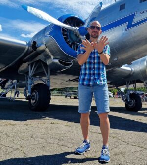 János Vadon Instagram - Egy szuper élményt megint kipipáltam A Gyűrűk Ura hosszúságú bakancslistámon! 🥳😄 Repülhettem a világ egyetlen működőképes Li-2-es repülőgépével, ami hosszú évtizedeken át szolgálta a hazai polgári és katonai repülést! 🛩😊 A drágaság idén 74 éves, de még mindig top formában van (hála a Goldtimer Alapítványnak)! 👍🥰
#vadonjani #vadonjanos #tökéletesprogram #élményrepülés #budaorsirepuloter #li2 #goldtimeralapítvány @goldtimer_foundation