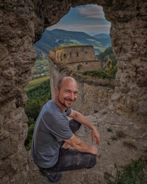 János Vadon Instagram - Nemsokára vadiúj részekkel újra látható lesz a Spektrumon a Várfoglalók, de a stábunk addig sem lazsál, hanem gőzerővel készítjük a műsor szlovák verzióját! 😊 A forgatások kapcsán pedig rengeteg csodálatos helyre jutunk el, ez a néhány kép talán picit visszaad a hangulatukból... 🏰❤️🤗
#vadonjani #vadonjanos #várfoglalók #spektrum #reklám #fjällräven #zayugroc #ghymes #staryhrad #zsolnalitva #sztrecsény #felvidekivarak #vármentés #castlemania @filmdzsungel 📸: @szabgab @tothzsoltmarcell