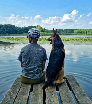 János Vadon Instagram - Néha szeretünk hátat fordítani a világnak, avagy felettünk az ég, alattunk a stég.... 🐶👩‍🦲😄 A képen amúgy mindenki vár valamire, én arra, hogy Móni végre utolérjen minket 🚲👩🏻‍🦰 Tira meg, ahogy elnézem a farkát, kapásra... 🐟😄
#vadonjani #vadonjanos #kutyávaltúrázunk #ilovetiszató #tiszatókör #szeretemkép @fruskatiruska